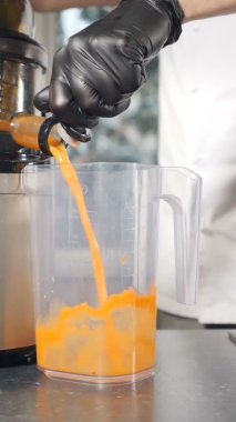 Kereviz suyu döküyorum. Taze sıkılmış kereviz suyu karıştırıcı bardağa dökülüyor. Diyet hazırlığı ve temizlik içecekleri. Sağlıklı yiyecek ve içecek. Sebze püresi yapıyorum. Ağır çekim. Dikey