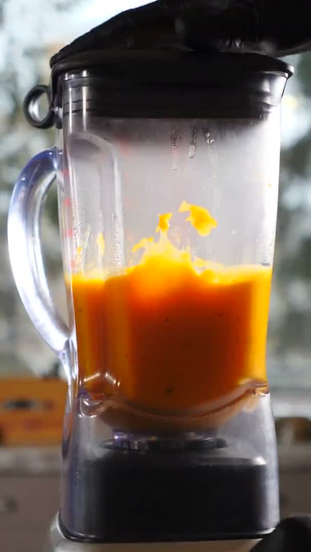 Κρεμώδης σούπα κολοκύθας μαγειρεμένη σε μπολ μπλέντερ. υγιεινά τρόφιμα έννοια. Μαγειρεύω στο σπίτι ή στο εστιατόριο. Ο ατμός ανεβαίνει. Πιάτο λαχανικών. Κάθετη λήψη. 4 k βίντεο — Αρχείο Βίντεο
