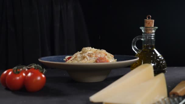 Chef ralar queijo duro em massas de frutos do mar recém-cozidos. Movimento lento. Imagens verticais. Parmesão ralado caindo sobre espaguete. Cozinha Italiana. Servindo prato no restaurante. comida típica italiana. Completa — Vídeo de Stock