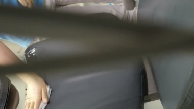 Modern diş sağlığı kliniği: tıbbi kadın temizlik ve dezenfekte koltuğu. Dikey görüntü. Ekipman ve tesis odada. Tıbbi diş ünitesinin işlenmesi, sterilizasyonu ve dezenfeksiyonu