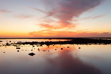 Phang Nga, Tayland 'daki Pakarang plajında gün batımından sonra renkli bir gökyüzü.