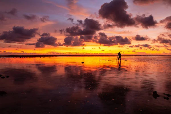 Fotoğrafçının Silueti Akşam Tayland Phang Nga Daki Alacakaranlık Perdesini Yakalamak — Stok fotoğraf