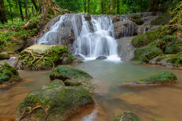 Sa Nangmanora şelalesinin manzarası, Phang Nga, Tayland