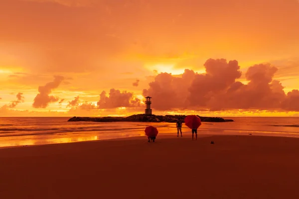 Yağmurlu Bir Günde Turistler Şemsiyelerini Açarak Gün Batımında Khao Lak — Stok fotoğraf