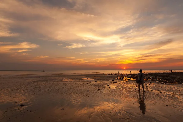 Female Amateur Photographer Taking Sunset Pictures Beach Twilight Time — Fotografia de Stock