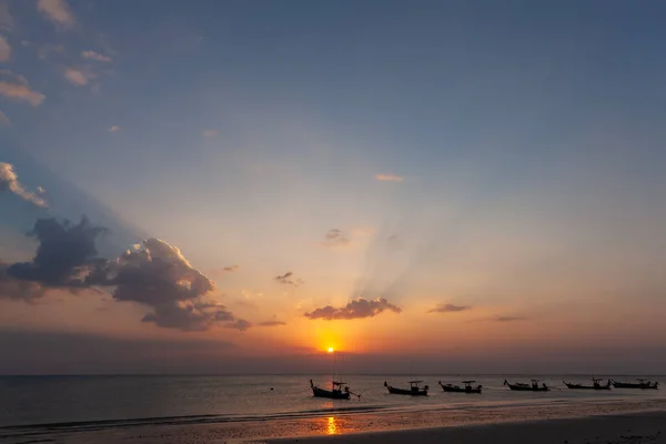 Akşamları Uzun Kuyruklu Teknenin Manzarası Plajda Güneş Işınlarıyla Phang Nga — Stok fotoğraf