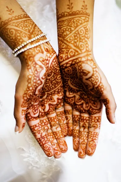 Henna hands at indian wedding — Stock Photo, Image