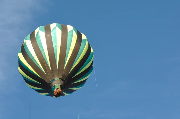 Zielony i czarny balon na gorące powietrze — Zdjęcie stockowe