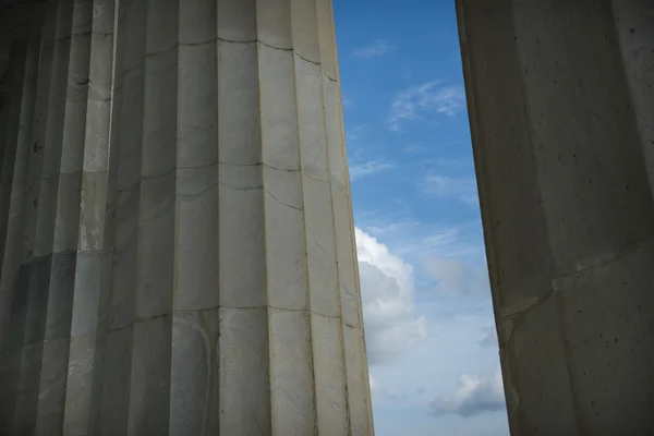 Pilastri con cielo blu e nuvole — Foto Stock