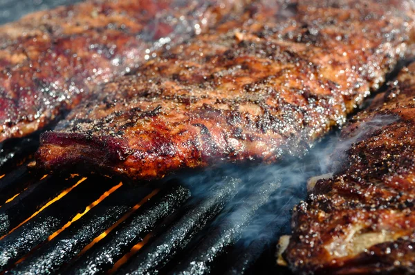 Revbensspjäll på grillen — Stockfoto