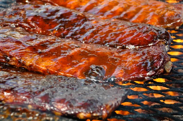 Varkensribbetjes op de grill — Stockfoto