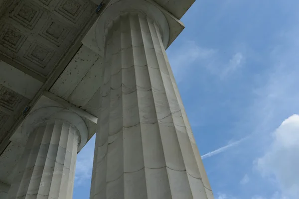 Säulen mit blauem Himmel und Wolken — Stockfoto