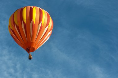 Turuncu sıcak hava balonu