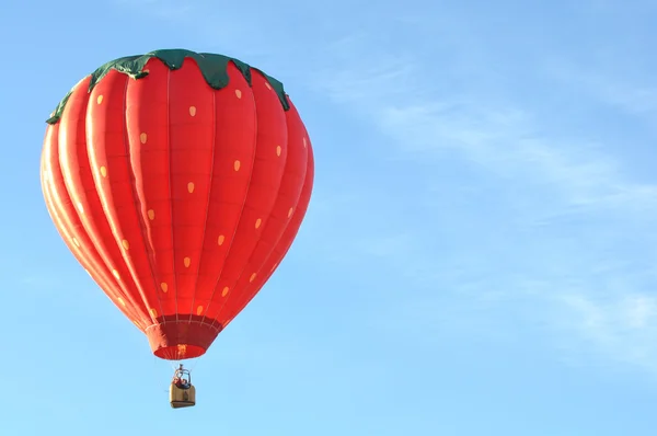 Truskawka wysokościach balonem — Zdjęcie stockowe