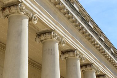 Mavi Gökyüzü Arkaplanlı Taş Destek Sütunları