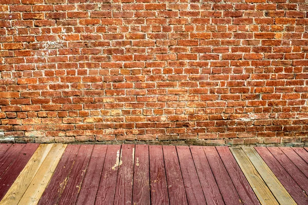 Estrada de tijolo velho e deck de madeira — Fotografia de Stock