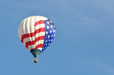 Kırmızı Beyaz ve Mavi Sıcak Hava Balonu