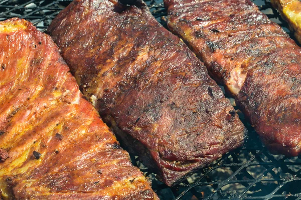 Izgarada barbekü kaburgaları