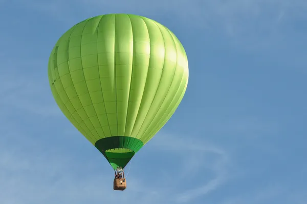 Zelený horkovzdušný balón — Stock fotografie