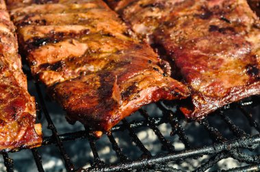 Izgarada barbekü kaburgaları