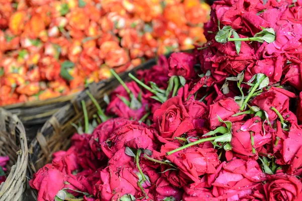 Roses in a Basket for Sale in India — Stock Photo, Image