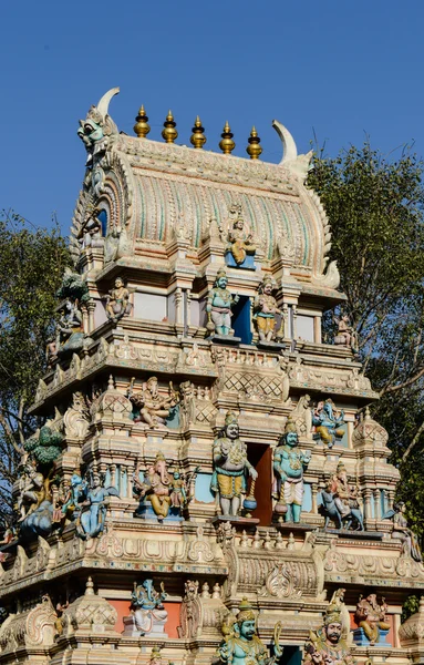 Indiase tempel met bomen op de achtergrond — Stockfoto