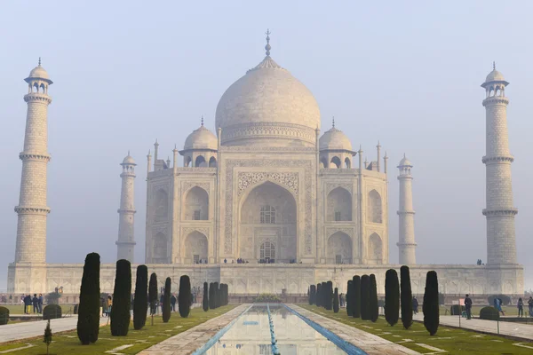 Taj Mahal le matin avec brume dans le ciel — Photo