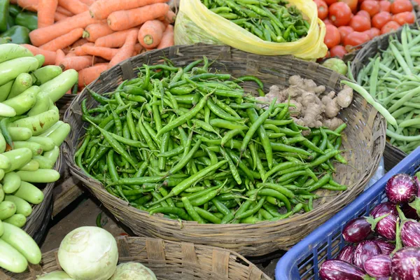 Warzywa sprzedawane na ulicy w Indiach — Zdjęcie stockowe