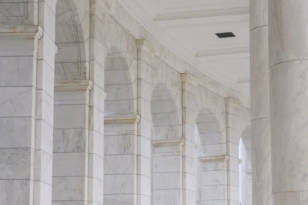 白いアーチの石の柱 — ストック写真