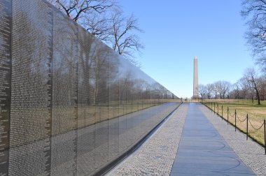 Vietnam Savaş Anıtı ile arka planda lincoln Anıtı