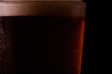 siyah arka plan üzerine bira