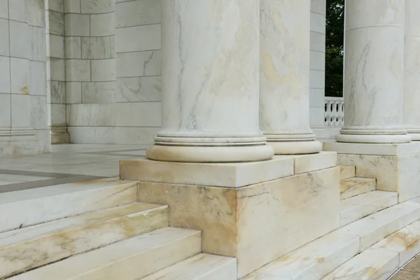 Étapes et piliers en marbre — Photo