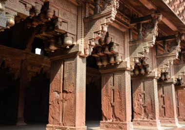 Hindistan'daki agra fort adlı sütunlar