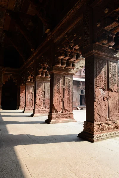 Säulen auf der Festung agra in Indien — Stockfoto
