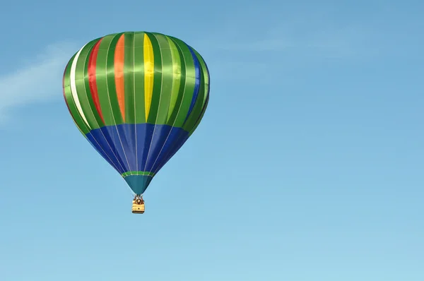 Globo de aire caliente verde y azul — Foto de Stock