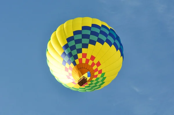 Žlutý horkovzdušný balón — Stock fotografie