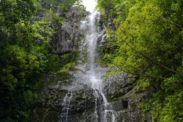 Vattenfall i maui hawaii längs vägen till hana — Stockfoto