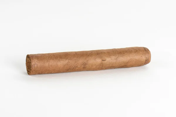 Cigarrillo sobre fondo blanco — Foto de Stock