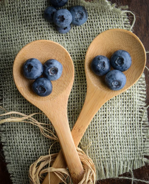 Blaubeeren auf einem Löffel mit gewebtem Hintergrund — Stockfoto