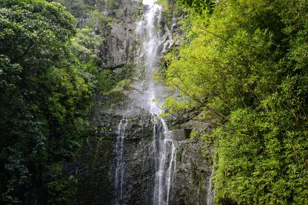 Wasserfall in maui hawaii auf dem weg nach hana — Stockfoto