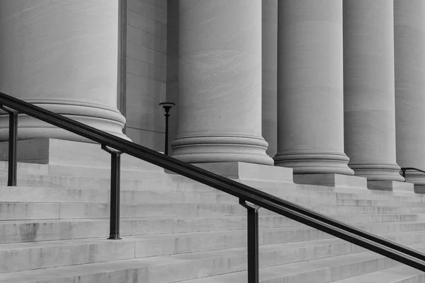 Pilares y escaleras — Foto de Stock