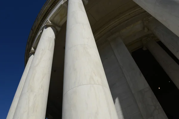 Pijlers aan de jefferson memorial in washington dc — Stockfoto