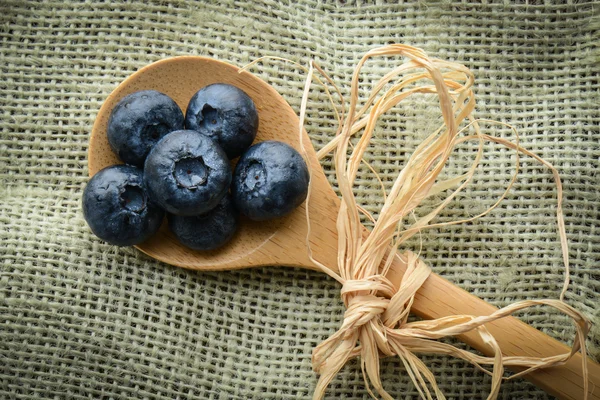 Blaubeeren auf dem Löffel — Stockfoto