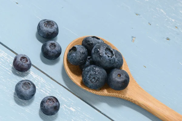 Blaubeeren auf dem Löffel — Stockfoto