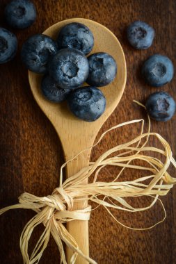 yaban mersini bir kaşık üzerinde kapat