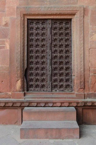 Porta de madeira velha com etapas — Fotografia de Stock