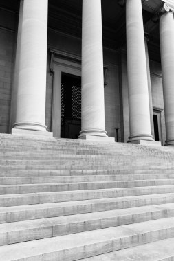 sütunlar ve bir mahkeme için merdiven