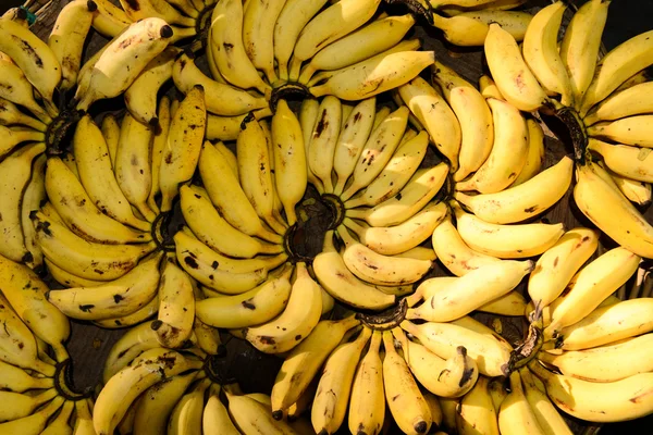 Μπανάνες προς Πώληση στην Αγορά — Φωτογραφία Αρχείου
