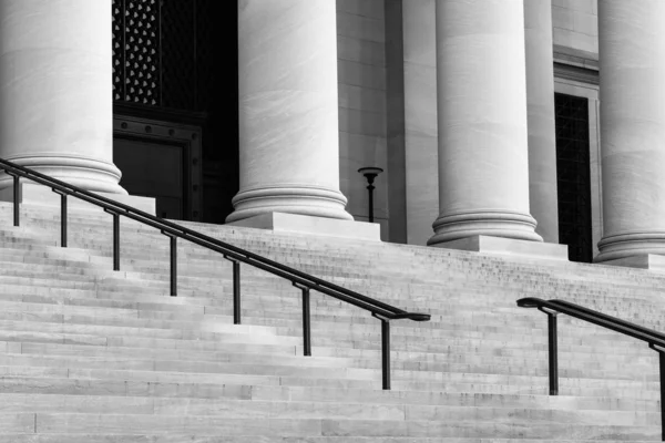 Piliers et escaliers menant à un palais de justice — Photo