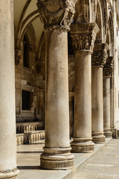 Pilastri di pietra gotica — Foto Stock